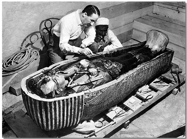 Howard Carter bij de sarcofaag van Toetanchamon